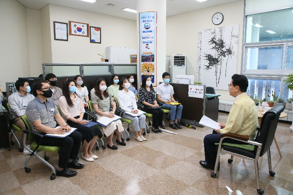 사천시는 7일 송도근 시장이 시민 시장실에서 담당관, 사업소 민원업무 담당공무원 12명이 참석한 가운데 민원서비스 향상을 위한 소통의 시간을 가졌다./ⓒ사천시