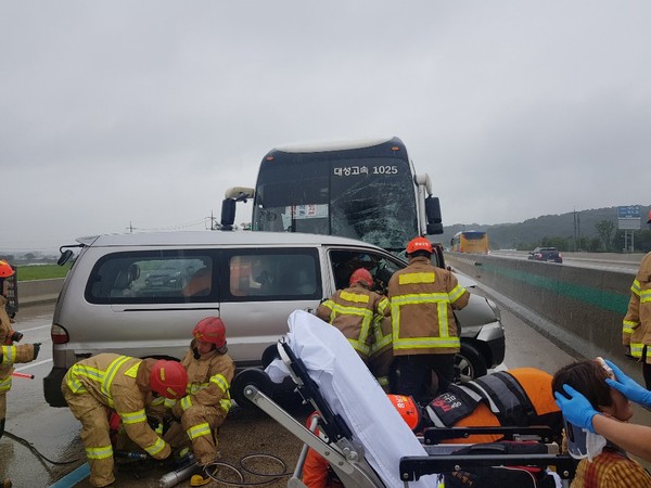 8일 낮 12시쯤 충남 천안시 수신면 인근 경부고속도로 하행선 부산방향 322km지점에서 2차로를 달리던 스타렉스 승합차가 빗길에 미끄러지면서 1차로를 운행다던 고속버스를 충돌하는 사고가 발생, 경찰과 119구조대원들이 사상자를 구조하고 있다./ⓒ천안 동남소방서