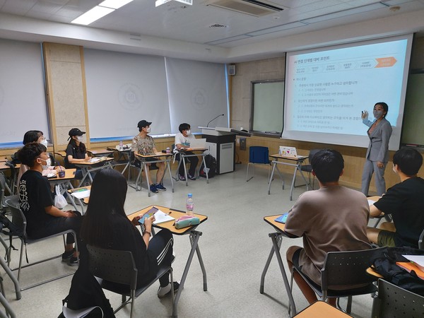 경남과기대 대학일자리센터에서 마련한 ‘業(업) TO UP’ 캠프에서 학생들이 강의 모습./ⓒ국립 경남과학기술대학교