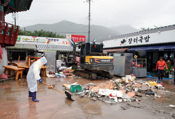 김경수 경남도지사가 지난 7·8일 집중호우로 큰 침수 피해를 본 하동군에 대한 특별재난지역 선포를 건의키로 한 가운데 화개장터와 하동읍 일원에서 이틀째 수해복구 작업 모습./ⓒ하동군