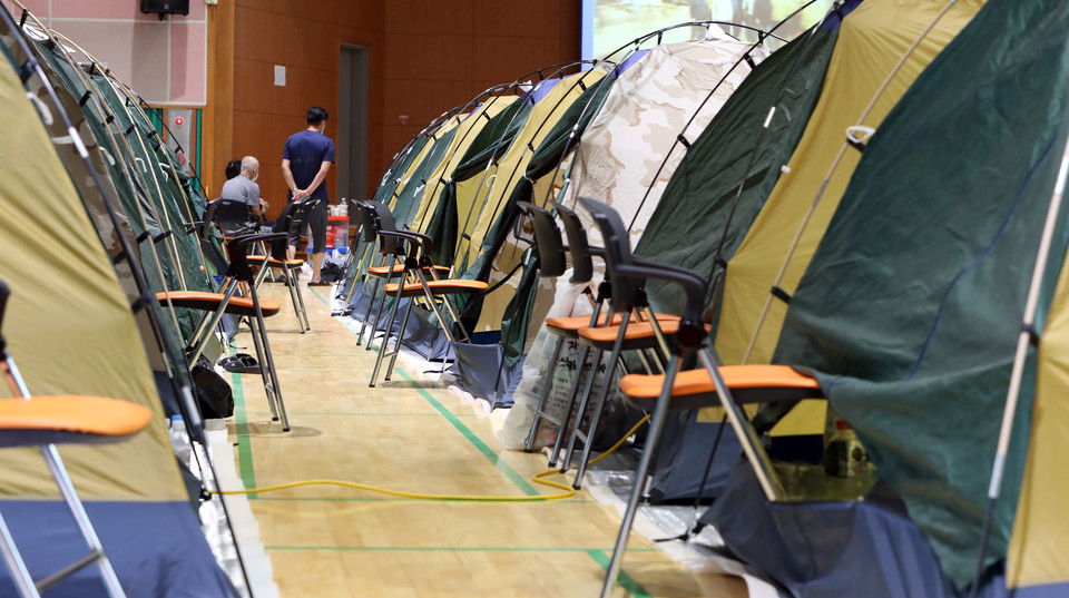 지난 10일 전남 구례군 구례여자중학교 강당에 마련된 이재민 대피소에 주택 침수 피해를 본 주민이 생활하는 텐트가 줄지어 있다. ⓒ 연합뉴스