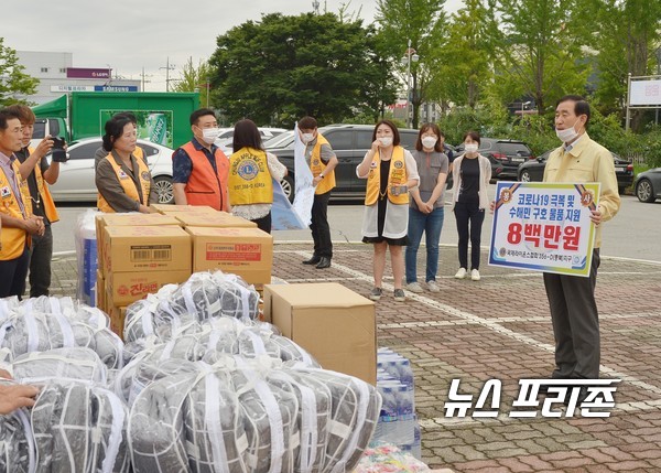 이날 기탁된 물품은 피해지역 행정복지센터를 통해 호우피해로 마을회관과 경로당에 대피 중인 주민들에게 전달할 예정이다. 한편, 충북 도내 라이온스협회는 각 지역에서 수해로 피해입은 농가를 돕기 위해 피해 현장에서 복구작업에 구슬땀을 흘리고 있다./ⓒ=충주시