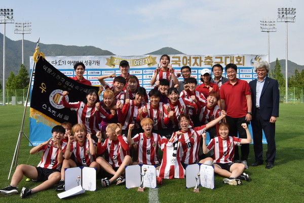 지난해 6월 창녕스포츠파크에서 열린 제27회 여왕기 전국여자축구대회에서 고려대학교가 대학부 우승 기념촬영 모습./ⓒ창녕군