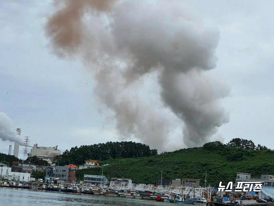 서천 신 서천화력발전소 굴뚝에서 검고 붉은색 물질이 떨어져 원인 조사에 나섰다.Ⓒ서면 미세먼지철탑반대대책위원회