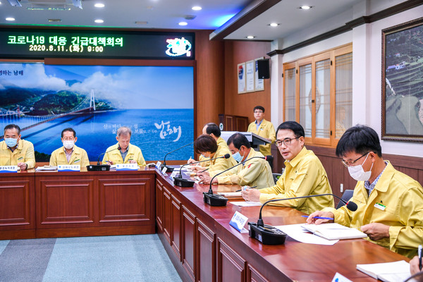 남해군이 11일 오전 군청 회의실에서 전 국장 및 부서장이 참석한 가운데 장충남 군수 주재로 코로나19 대응 긴급대책회의를 열었다./ⓒ남해군