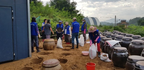 바르게살기운동 함양군협의회와 바르게살기운동 여성봉사회는 11일 집중호우로 피해를 입은 여성회원 삼휴마을를 방문해 수해복구 작업을 실시했다./ⓒ함양군