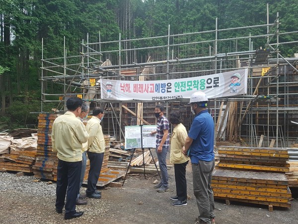 사천시는 재난상황에 대비하고자 산림문화휴양 조성 일환으로 추진 중인 사천바다케이블카 자연휴양림 조성사업지에 대하여 항공경제국장과 소속국 전 부서 과장이 참여한 가운데 안전사고 예방점검을 실시했다./ⓒ사천시