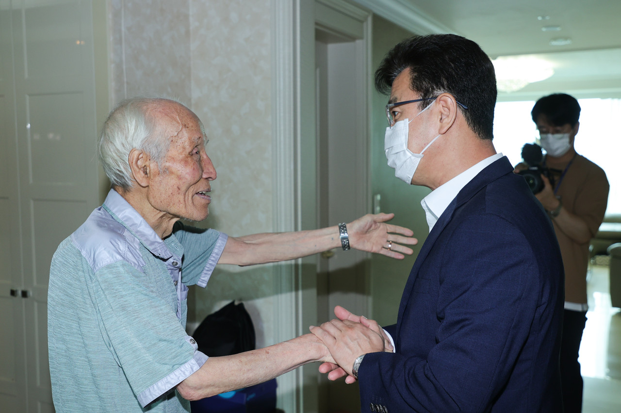 정완진(93세, 경북 김천 출생) 애국지사가 11일 오전 광복절을 맞아 위문을 위해 자택을 방문한 허태정 대전시장을 반갑게 맞이하고 있다./ⓒ대전시