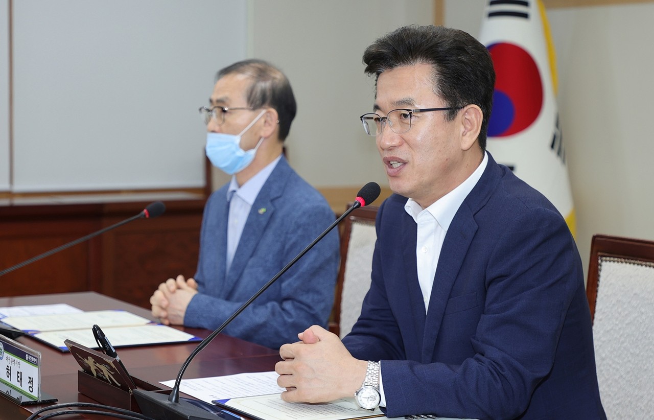 허태정 대전시장이 대전시 및 한국토지주택공사(LH) 토지주택연구원과 대전의 도시문제를 해결하고 재난·재해에 대응한 안전한 스마트 도시를 조성하기 위해  ‘공동연구 업무기본협약’을 체결하기 위한 협약을 주재하고 있다./ⓒ대전시