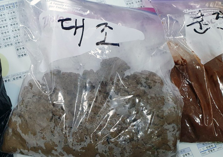 충남 서천군 신 서천화력발전소 인근에 떨어진 검고 붉은 물질과 관련 서천건설본부가 증기세정 중 녹 성분이 섞인 것으로 밝혀졌다.Ⓒ충남보건환경연구원