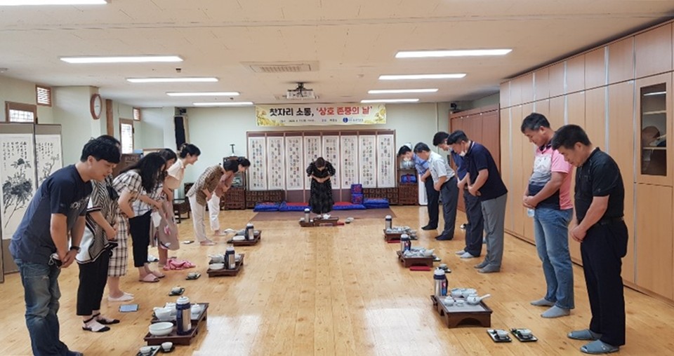 대전평생학습관 엄기표 관장은 갑질 및 직장 내 괴롭힘을 예방하고 상호 존중하는 직장 분위기를 조성을 위해 11일 오후 1시간 가량 대전평생학습관 예절실에서 관장, 과장 등 20명이 참석한 가운데 ‘상호존중의 날, 찻자리 소통 시간’을 가지며 청렴韓 마음을 이끌었다./ⓒ대전시교육청