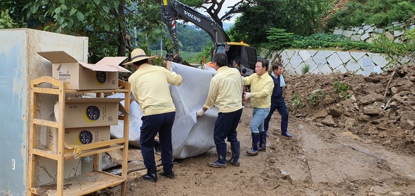 거창군은 집중호우로 지역 곳곳에서 발생한 산사태 등으로 인한 주민 피해를 하루빨리 정상화하기 위해 전 공무원이 합심해 복구 지원에 최선을 다하고 있다./ⓒ거창군