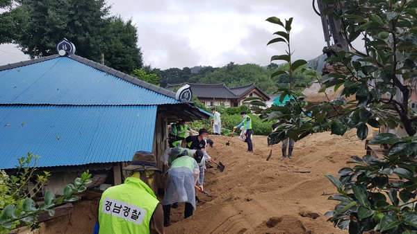 거창군 북상면은 지난 7일부터 양일간 400mm 이상의 큰비가 내려 산사태, 주택침수, 도로유실 등 크고 작은 피해를 입었다./ⓒ거창군