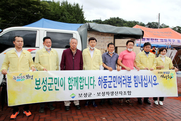 남해안남중권발전협의회 회원 시·군 단체장들이 지난 11일 하동군 화개면 수해복구 종합본부를 찾아 위로·격려하고, 긴급 수해복구 구호성금을 전달했다./ⓒ하동군