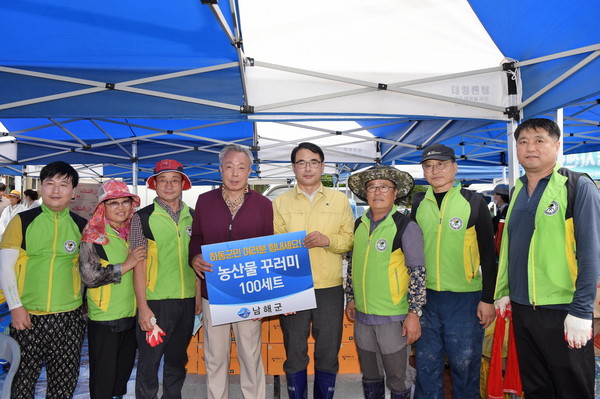 장충남 남해군수(오른쪽 네 번째)가 지난 11일 하동군 화개장터 종합상황실을 방문해 윤상기 하동군수(왼쪽 네 번째)에게 농산물 꾸러미 100세트를 전달했다./ⓒ남해군