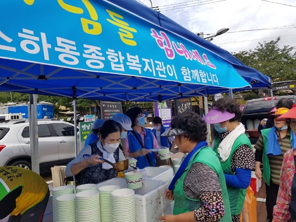 알프스하동종합복지관은 12일 지역기관 및 주민과 협력해 화개면 수해 현장에서 수고하는 자원봉사자와 종사자들에게 점심 무료 급식 봉사활동을 진행했다./ⓒ하동군