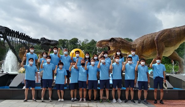 고성군은 당항포관광지에 근무하고 있는 고성군 관광지사업소와 (재)경남고성공룡세계엑스포조직위원회 직원들의 기존 근무복 방식을 탈피해 시원한 반팔티셔츠와 반바지 착용으로 관광객들을 맞이하고 있다./ⓒ고성군