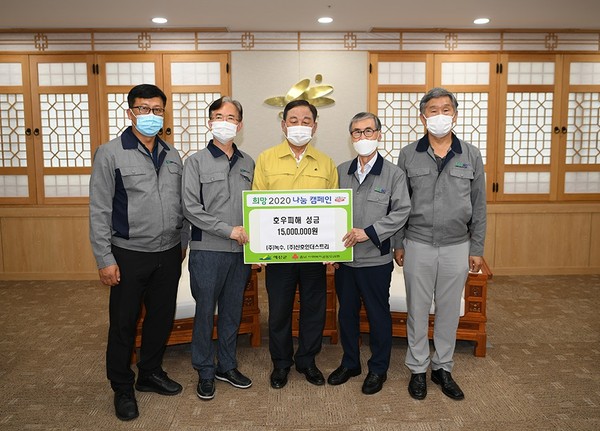 군내 기업인 녹수와 신호인더스트리가 황선봉 군수(중앙)에게 수재의연금을 전달하고 있다./ⓒ예산군청