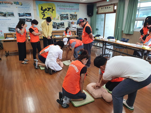 진주시 가호동지역사회보장협의체는 지난 12일 협의체 위원 20여명을 대상으로 심폐소생술(CPR)과 자동심장충격기(AED) 사용에 대한 교육을 실시했다./ⓒ진주시