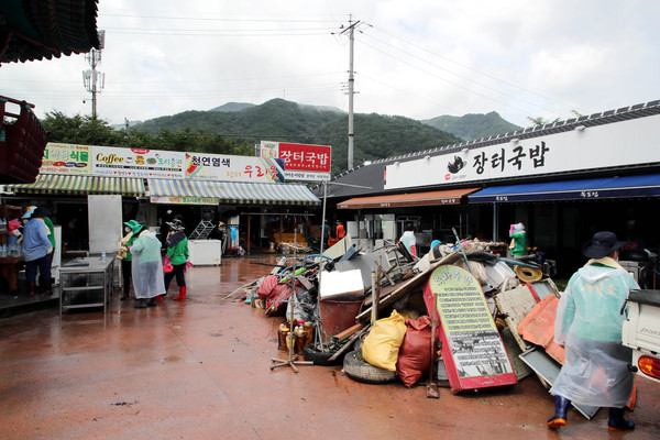 하동군 수해지역에 전국 각지에서 자원봉사자 등이 줄을 잇고 있는 가운데 복구작업 나흘째인 지난 12일 현재 80%의 응급복구 진척을 보이고 있다./ⓒ하동군