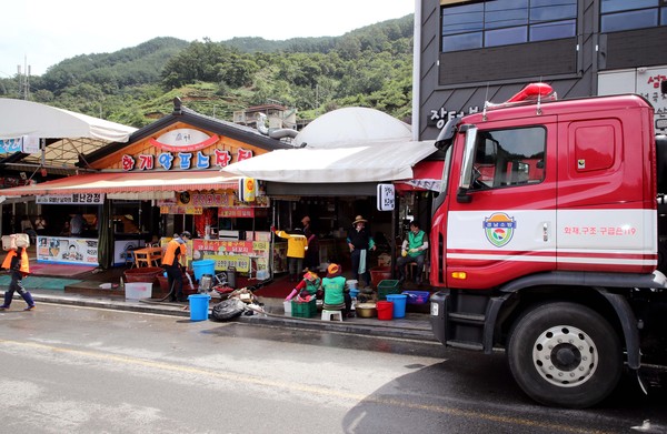 하동군 수해지역에 전국 각지에서 자원봉사자 등이 줄을 잇고 있는 가운데 복구작업 나흘째인 지난 12일 현재 80%의 응급복구 진척을 보이고 있다./ⓒ하동군