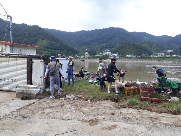 법무부 진주보호관찰지소는 13일 경남 하동군 지역 수재민에게 사회봉사명령 대상자들을 긴급 투입하여 재난복구 지원 작업을 실시했다./ⓒ진주보호관찰지소