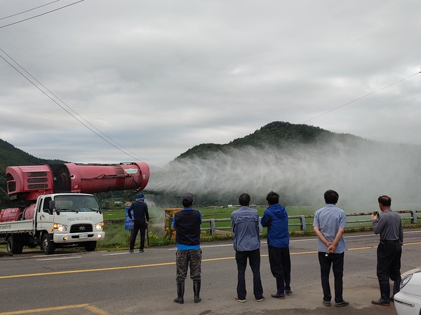 지난 7.15일 서면 대정친환경농업단지에서 광역살포기를 활용해 벼 먹노린재 친환경긴급방제 모습./ⓒ남해군