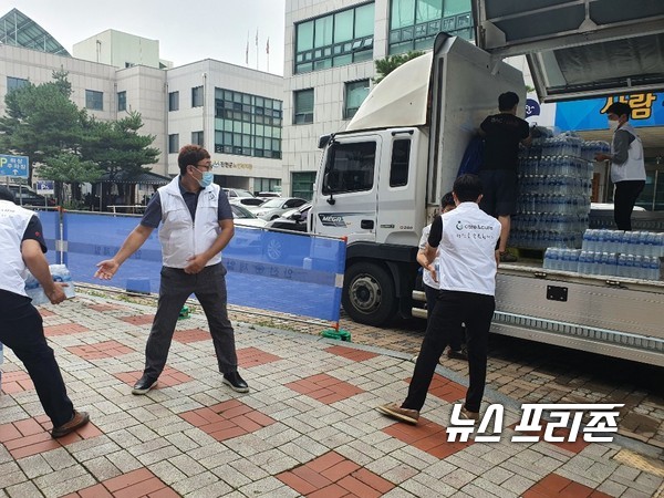 수재민 긴급 구호물품을 직접 전달하고 있는 남양유업 임직원.