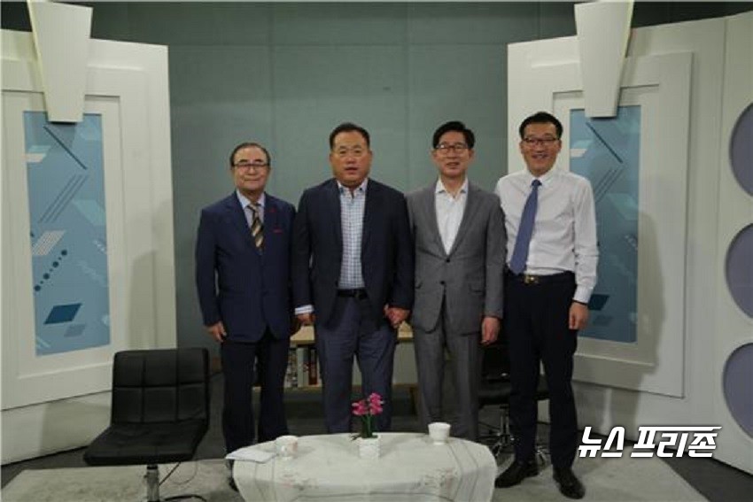 양승조 충남도지사가 지난 13일 복지TV ‘정경수의 만남’에 출연했다. 왼쪽부터 정경수 복지TV고문, 최규옥 복지TV회장, 양승조 충남도지사, 김선우 복지TV사장./ⓒ복지TV