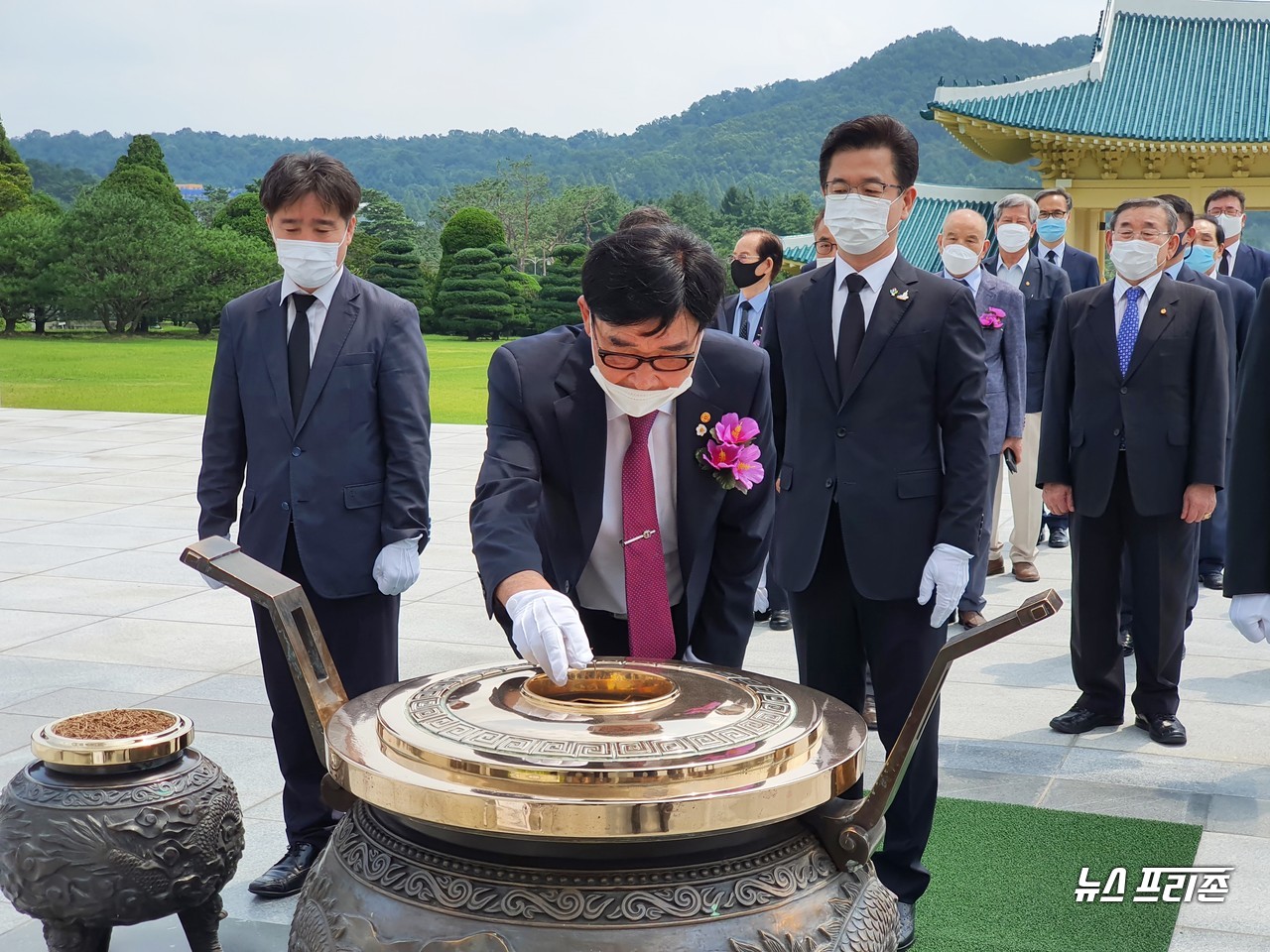 윤석경 광복회대전지부장이 15일 오전 제75주년 광복절을 맞아 허태정 대전시장 및 대전시 관계자들과 함께 국립대전현충원을 찾아 순국선열을 기렸다./ⓒ이현식 기자