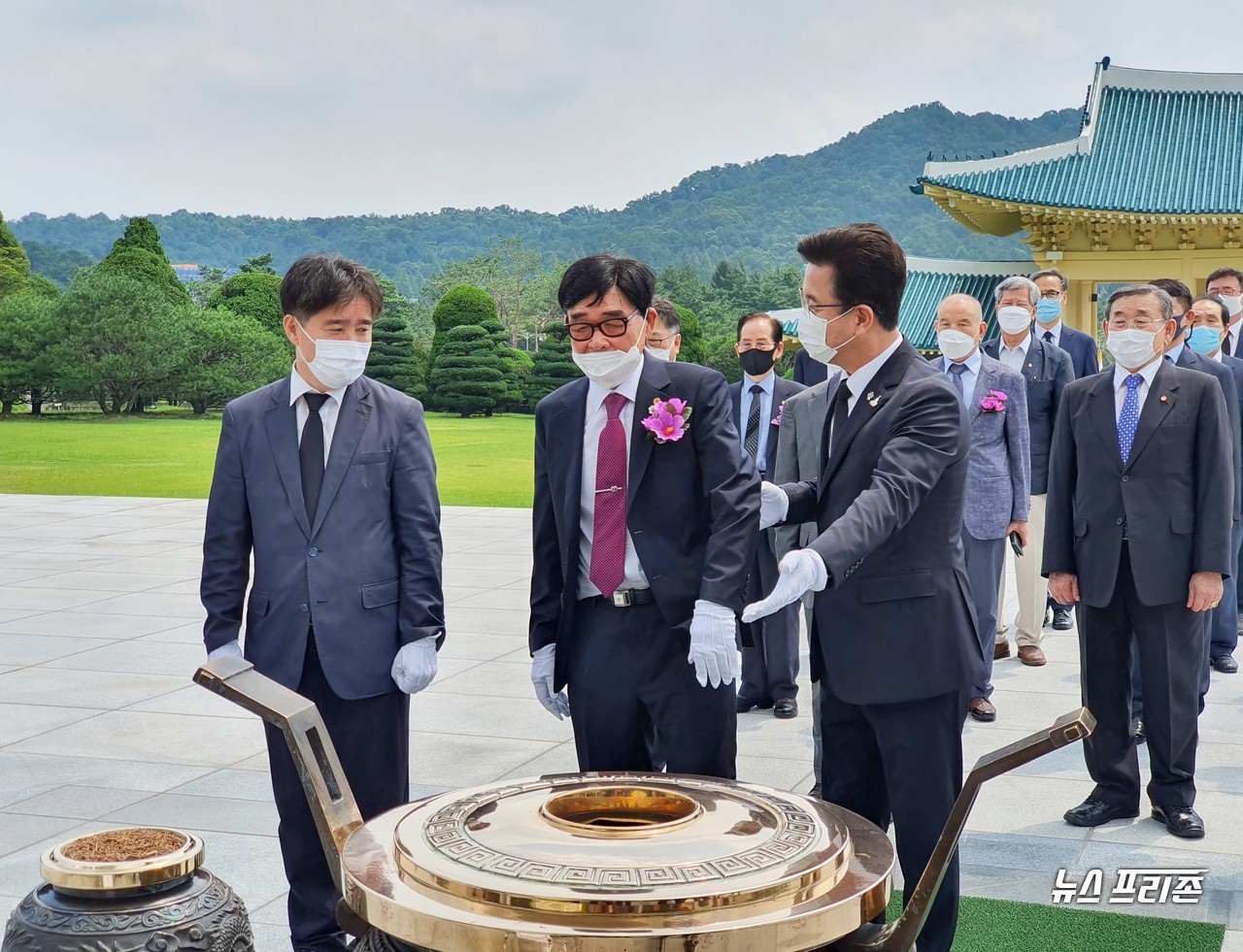 허태정 대전시장이 15일 오전 제75주년 광복절을 맞아 관계자들과 함께 국립대전현충원을 찾은 가운데 윤석경 광복회대전지부장에게 참배 순서 자리를 양보하고 있다./ⓒ이현식 기자