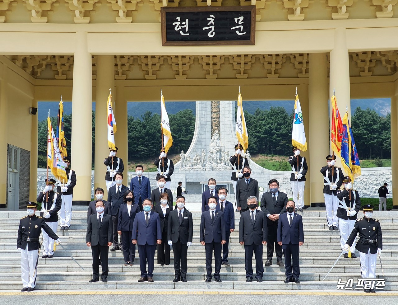 대전시의회 권중순 의장과 대전시의회 의원들은 15일 오전 제75주년 광복절을 맞아 국립대전현충원을 찾아 순국선열을 기리는 참배를 마치고 현충문 앞에서 기념촬영을 하고 있다./ⓒ이현식 기자