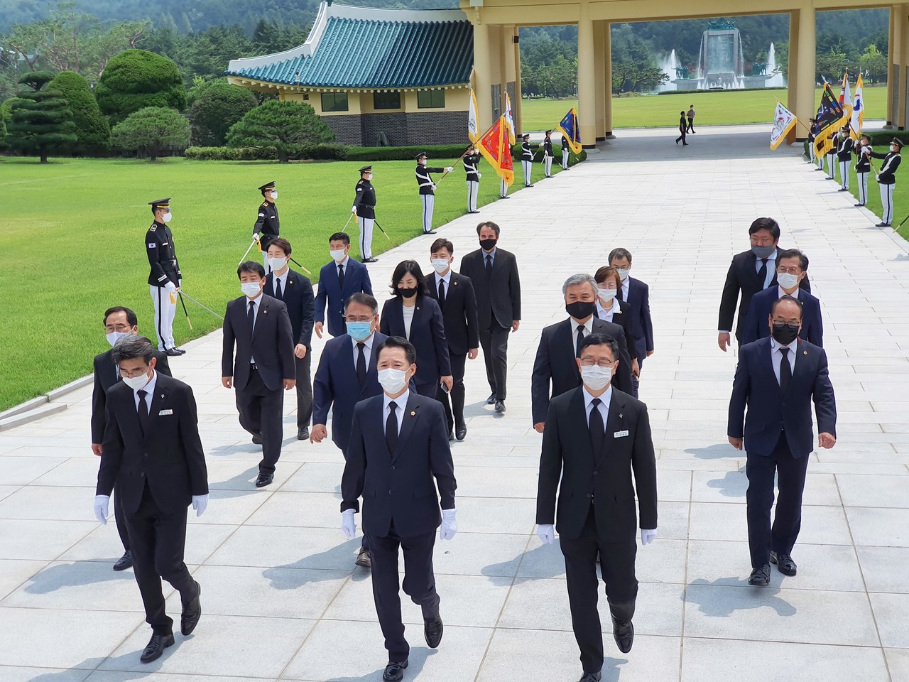 대전시의회는 15일 오전 제75주년 광복절을 맞아 국립대전현충원을 찾은 가운데, 대전시의원들이 참배를 위해 현충탑으로 발걸음을 옮기고 있다./ⓒ이현식 기자