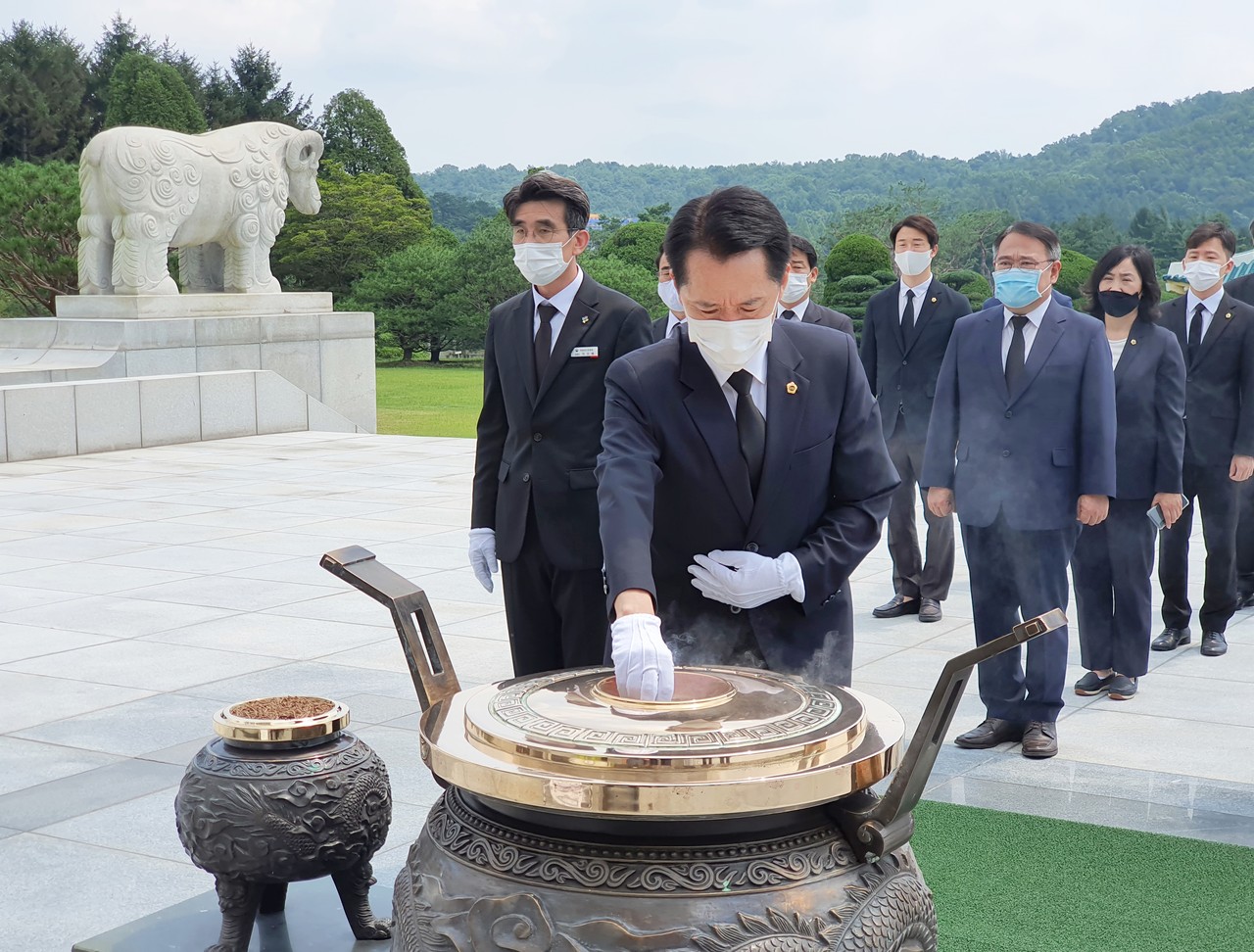 권중순 대전시의회 의장이 15일 오전 제75주년 광복절을 맞아 대전시의회 의원들과 함께 국립대전현충원을 찾아 순국선열을 기렸다./ⓒ이현식 기자