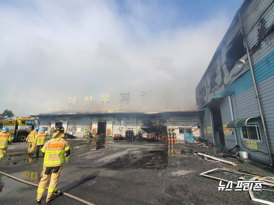 15일 오후 2시 17분쯤 충남 보령시 남포면 삼현리에 위치한 대천 우리김 공장에서 큰 불이나 소방당국이 진화작업을 벌이고 있다.Ⓒ보령소방서