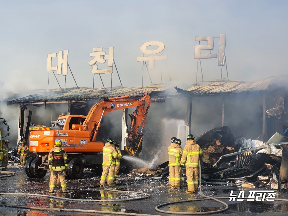 15일 오후 2시 17분쯤 충남 보령시 남포면 삼현리에 위치한 대천 우리김 공장에서 큰 불이나 소방당국이 진화작업을 벌이고 있다.Ⓒ보령소방서