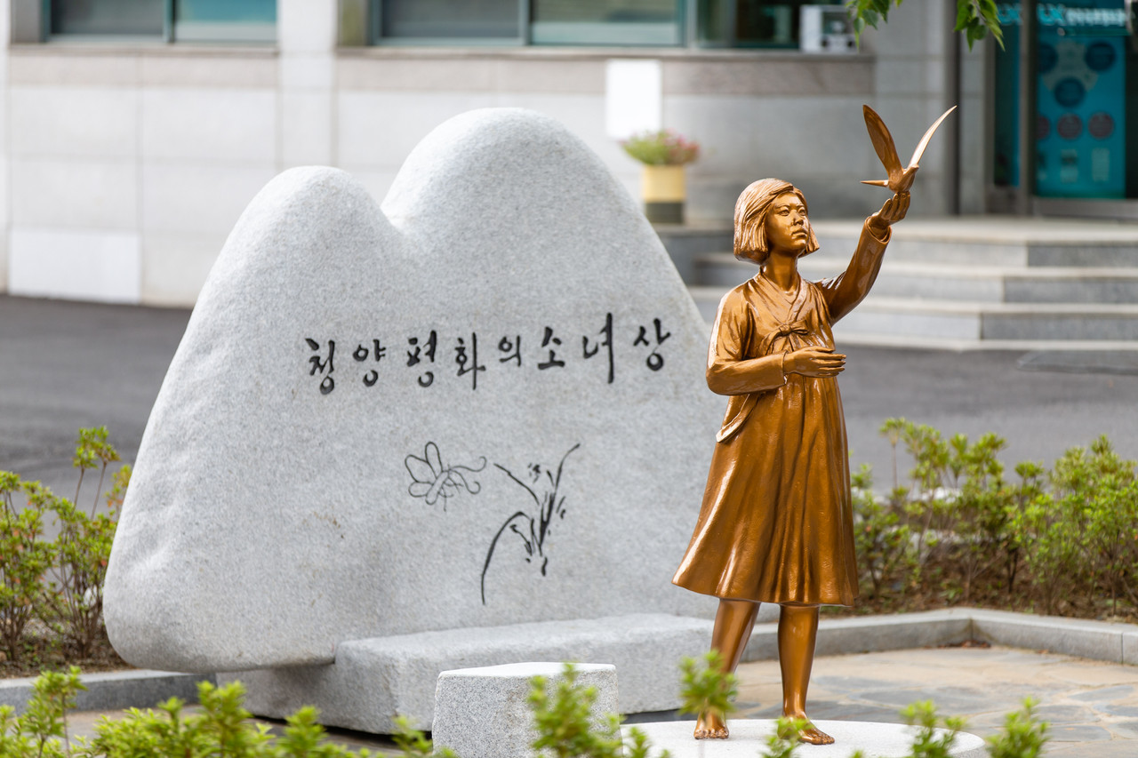 충남 청양군은 광복 75주년 기념해 청양평화의 소녀상 제막식을 가졌다.©청양군청