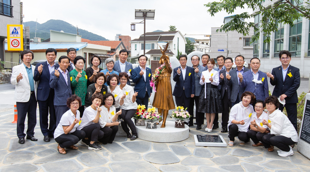 충남 청양군은 광복 75주년 기념해 청양평화의 소녀상 제막식을 가졌다.©청양군청