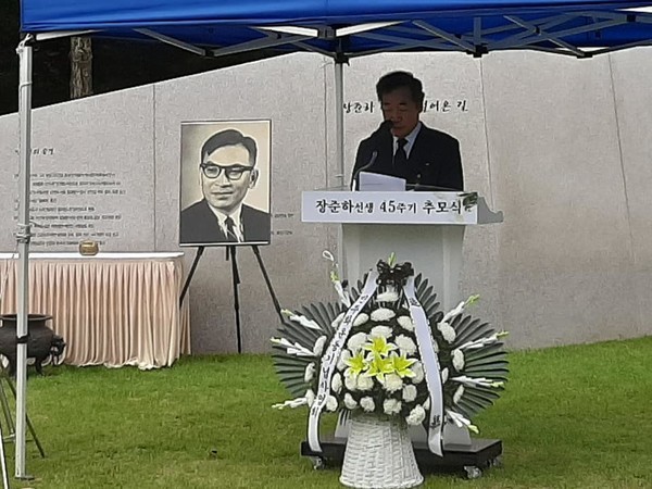 사진: 이낙연 더불어민주당 당대표 후보가 17일 경기도 파주 장준하 추모공원에서 열린 장준하 45주기 추도식에서 추모사를 하고 있다. [이낙연 캠프 제공]