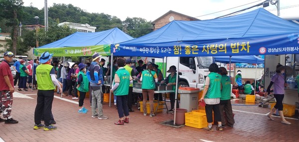 경남지역 자원봉사센터가 이번 집중호우로 큰 피해를 본 하동 화개장터에 자원봉사자와 밥차를 투입하며 복구작업에 힘을 보탰다.(하동군경남도봉사센터 사랑의밥차)./ⓒ