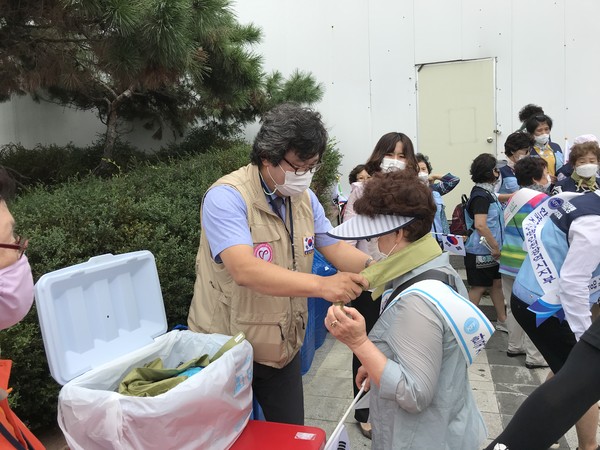 인천중구자원봉사센터 나라사랑 태극기 달기 캠페인 활동 및 더위사냥 쿨스카프 전달 모습/ⓒ중구