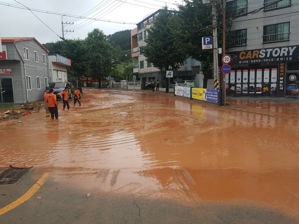 통영시 국도 14호선 송수관 파손사고 후 피해모습/ⓒ통영시