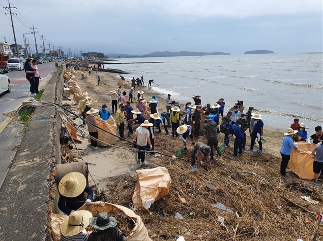 충남 서천군은 서면 남촌 해안가에서 민·관·군이 대대적으로 참여한 가운데 금강 상류에서 떠내려온 쓰레기 수거 작업을 펼쳤다.Ⓒ서천군청