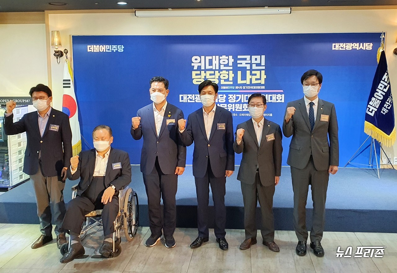 더불어민주당 대전시당 국회의원 왼쪽부터  황운하, 이상민, 박영순, 조승래, 박범계, 장철민 국회의원이 18일 오후 대전 서구 오페라웨딩에서 열린 민주당 대전시당 상무위원회에서 신임 시당위원장으로 선출된 박영순 의원을 축하하며 기념촬영을 하고 있다./ⓒ이현식 기자