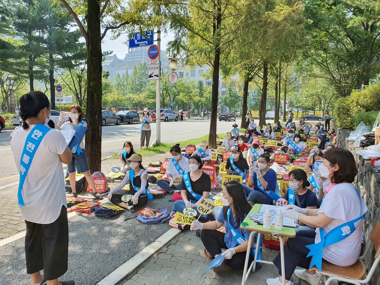 대전광역시 중학교 학군(구) 개정안 철회를 위한 총 비상대책위원회 수십여명이 19일 오전 10시쯤 대전시교육청 후문 앞에서 시위를 하며 중학교 학군(구) 개정안 철회와 교육감 사과를 요구하고 있다./ⓒ이현식 기자