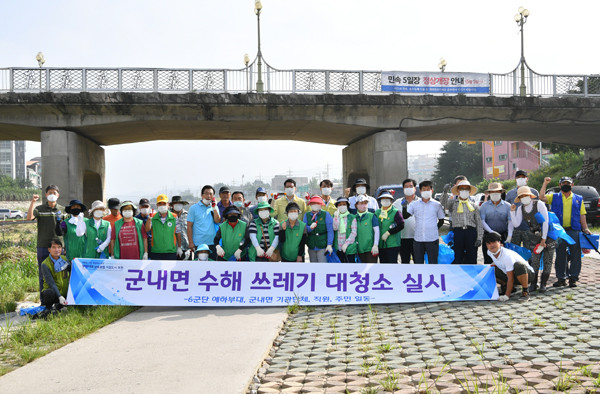 포천천 변 수해쓰레기 대청소에 참여한 포천시의회 의원들과 군내면 단체장협의회, 남·녀 새마을지도자회 봉사자들./Ⓒ포천시의회