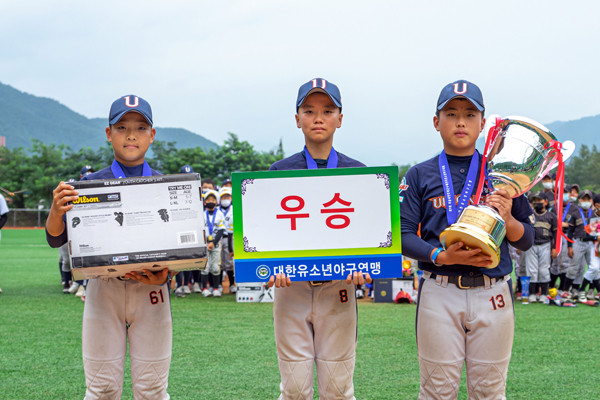 대한유소년야구연맹이 주관하고 인제군과 인제군체육회가 후원한 '제9회 하늘내린 인제군수배 전국유소년야구대회' 유소년리그(U13) 청룡에서 우승한 경기 의정부시유소년야구단의 주역들./Ⓒ대한유소년야구연맹