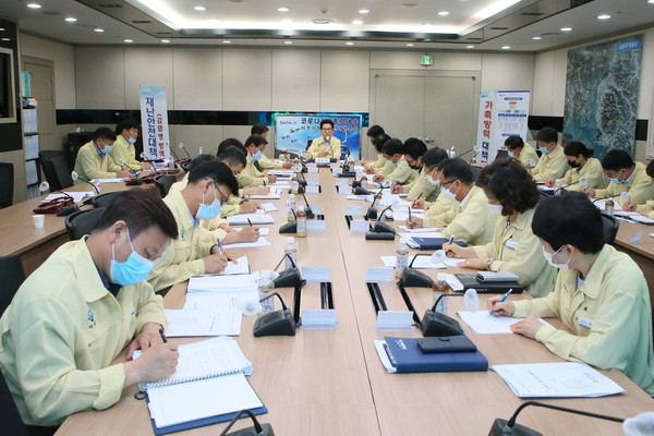 송도근 사천시장은 19일 재난안전대책본부 상황실에서 수도권 코로나19 확산에 대응하기 위해 긴급 점검회의를 개최해 수도권 확진자 급증에 따른 대응방안 등을 점검했다./ⓒ사천시