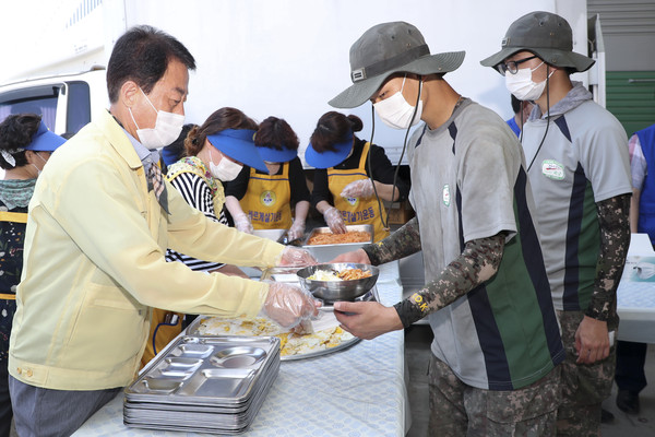 바르게살기운동 합천군협의회는 바르게살기운동 경상남도협의회와 함께 율곡 ․ 쌍책면 수해피해 복구 현장에서 현장 복구 및 급식지원을 했다./ⓒ합천군