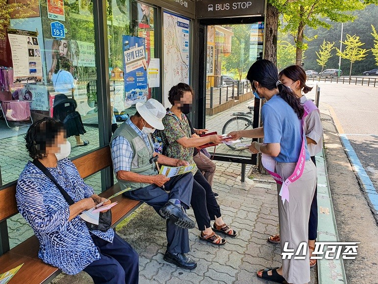 충남 계룡시는 지난 19일 ‘성숙한 반려동물 문화조성’을 위한 캠페인을 금암동 일원에서 전개했다./ⓒ계룡시청